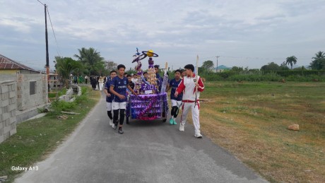 Siswa MAN IC Gorontalo Meriahkan Maulid Nabi 1446 H dengan Pawai Kostum Profesi