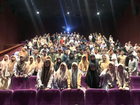 Nonton Bareng Film "Jika Esok Ibu Tiada": Inisiatif MAN IC Gorontalo untuk Pendidikan Karakter