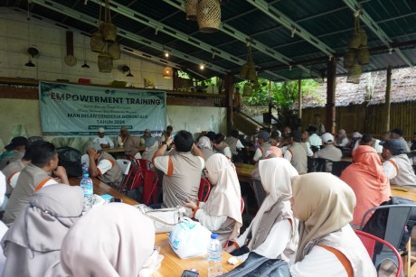 MAN IC Gorontalo Gelar Empowerment Training untuk Guru dan Tendik di Bohulo Camp