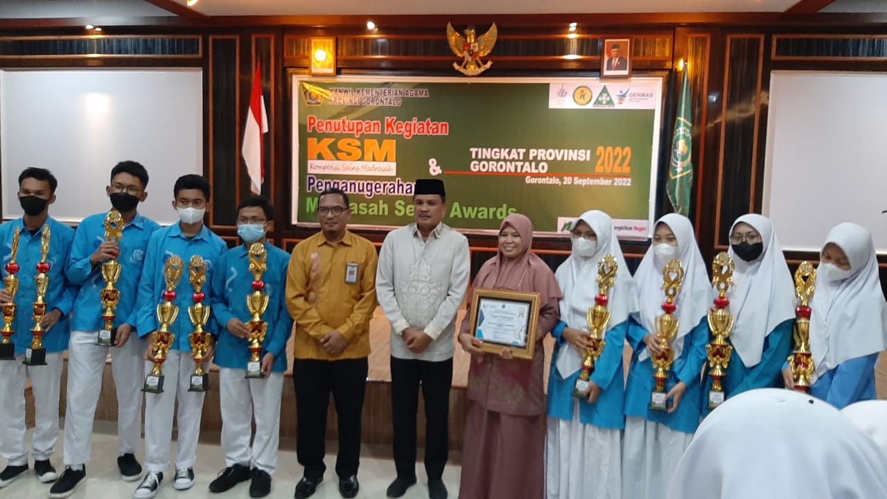 Terima Piala dan Sertifikat, MAN IC Gorontalo Raih Juara Umum KSM-P dan Juara 3 Madrasah Sehat Award 2022.