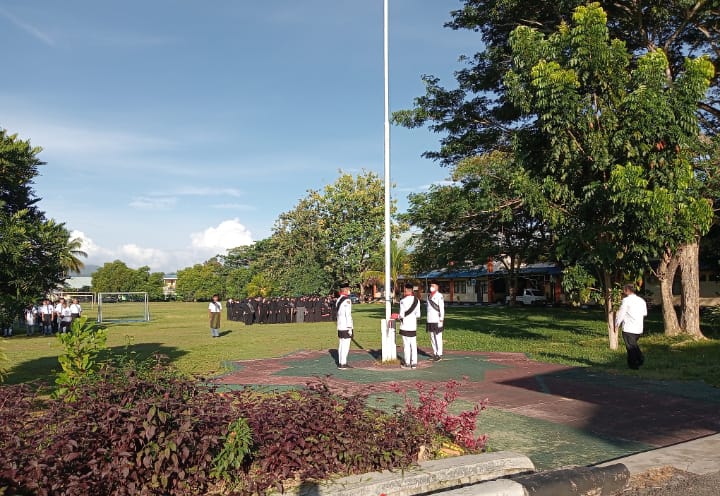 Memperingati Hari Pendidikan Nasional 2023, Peserta Upacara Bendera MAN IC Gorontalo Kenakan Pakaian Daerah